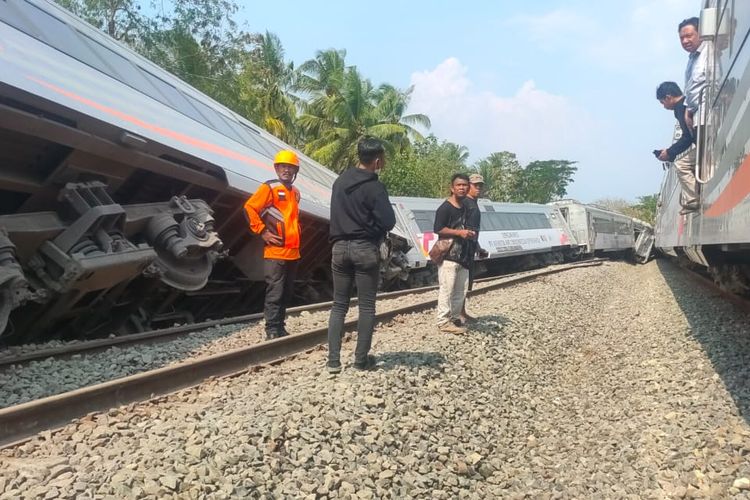 Suasana Kereta Argo Semeru yang anjlok dari relnya di Pedukuhan Kalimenur, Kalurahan Sukoreno, Kapanewon Sentolo, Kabupaten Kulon Progo Daerah Istimewa Yogyakarta, Selasa (17/10/2023).