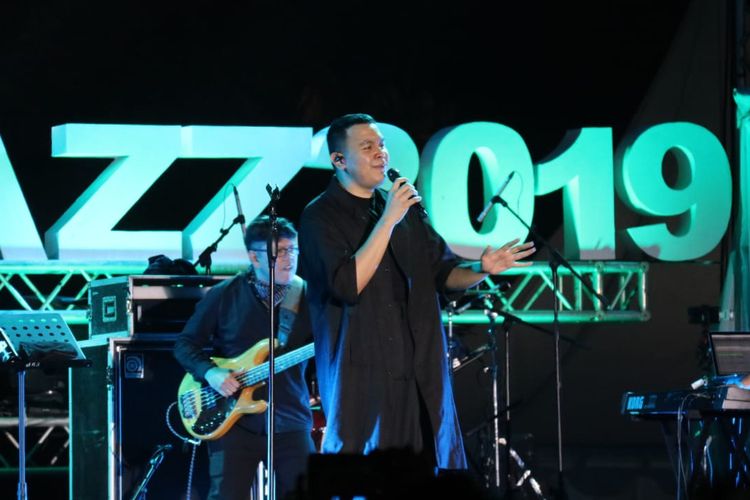 Tulus beraksi di malam terakhir Prambanan Jazz Festival 2019, di Kompleks Candi Prambanan, Yogyakarta, Minggu (7/7/2019).