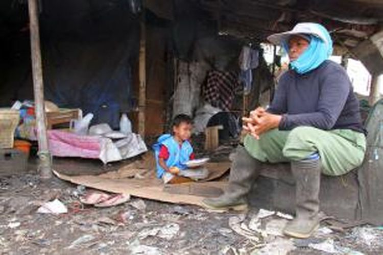 Salah satu keluarga yang berada di Tempat Pembuangan Akhir Sumompo, Manado.