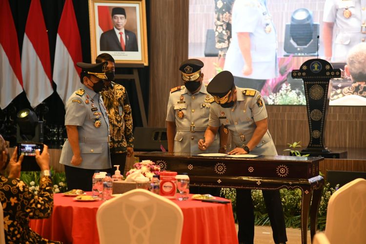 Kementerian Hukum dan HAM (Kemenkumham) melakukan mutasi jabatan Eselon I di lingkungan Direktorat Jenderal Peraturan Perundang-Undangan (Ditjen PP). Direktur Jenderal Peraturan Perundang-Undangan (Dirjen PP), Benny Riyanto, memasuki masa purnabakti digantikan oleh Dhahana Putra yang ditunjuk sebagai Pelaksana Tugas (Plt). acara serah terima jabatan di Graha Pengayoman Kemenkumham, Jakarta, Kamis (12/5/2022)