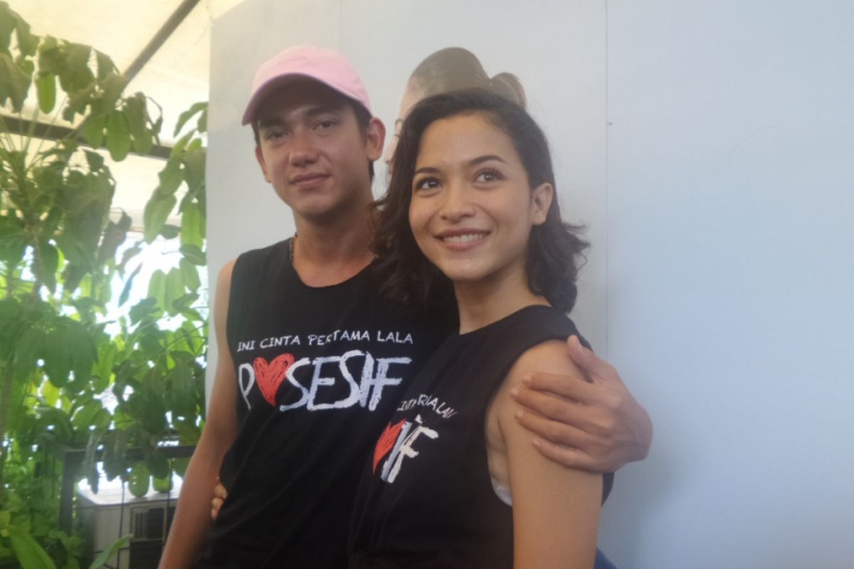 Putri Marino dan Adipati Dolken usai konferensi pers peluncuran trailer film Posesif di Portico Senayan City, Jakarta Pusat, Selasa (12/9/2017).