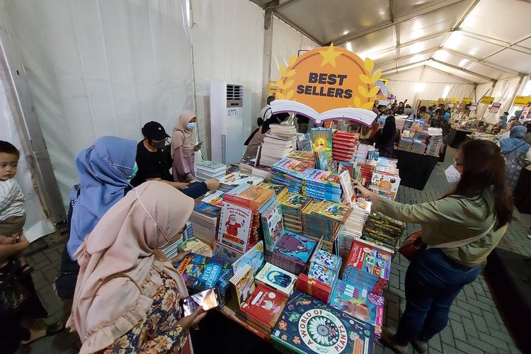 Warga menyerbu bazar buku internasional di Bandung Barat.