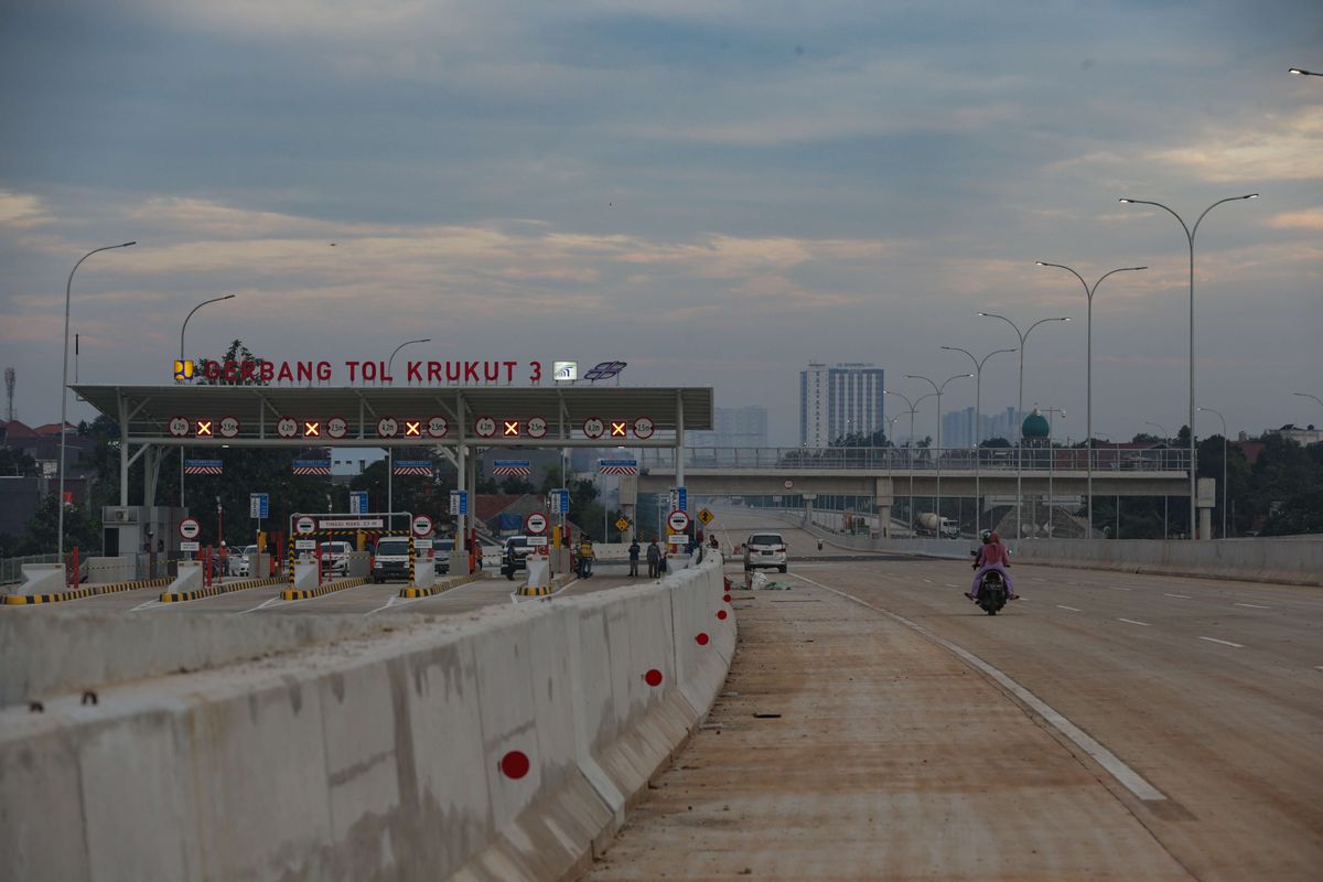 Proyek pembangunan Jalan Tol Cinere-Jagorawi (Cijago) Seksi 3A Kukusan-Krukut, Sabtu (10/12/2022). Ruas tol ini akan digunakan secara fungsional jelang libur Natal 2022 dan Tahun Baru 2023 (Nataru) mendatang.