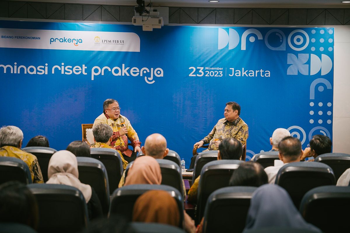 Menteri Koordinator Bidang Perekonomian (Menko Perekonomian) Airlangga Hartarto dalam acara Diseminasi Riset Prakerja ?Continuous Improvement, Evidence-driven Decision Making? yang diselenggarakan oleh Prakerja dan Lembaga Penyelidikan Ekonomi dan Masyarakat (LPEM) Fakultas Ekonomi dan Bisnis (FEB) Universitas Indonesia (UI) di Auditorium Magister Manajemen (MM) UI Salemba, Kamis.
