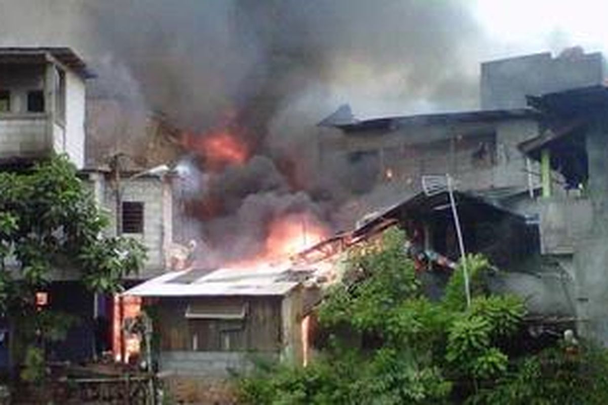 Api terus membesar di perkampungan di belakang apartemen Batavia, Bendungan Hilir, Jakarta, Selasa (27/9). Belum diketahui penyebab kebakaran tersebut