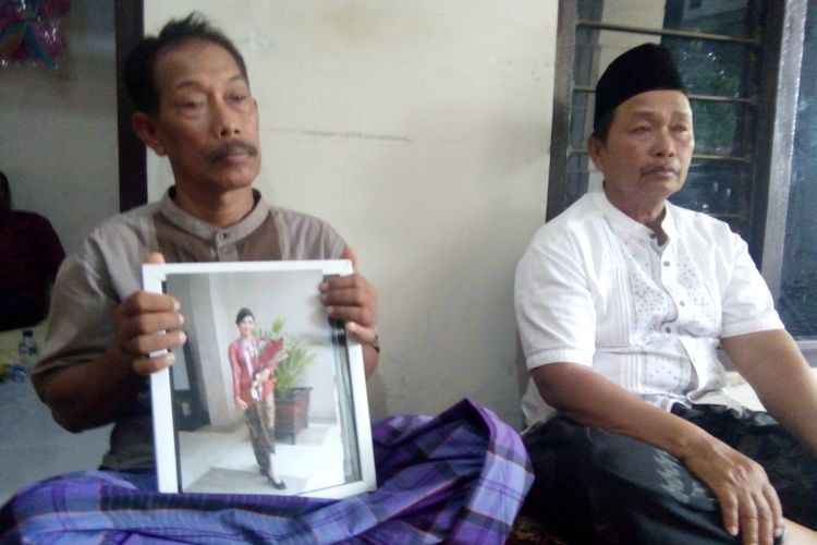 Sutarno (61) menunjukan foto putrinya Putty Fatikha Rani (19),  salah satu penumpang yang menjadi korban jatuhnya pesawat Lion Air JT 610 di perairan Karawang, Jawa Barat, Selasa (30/10/2018) sore.