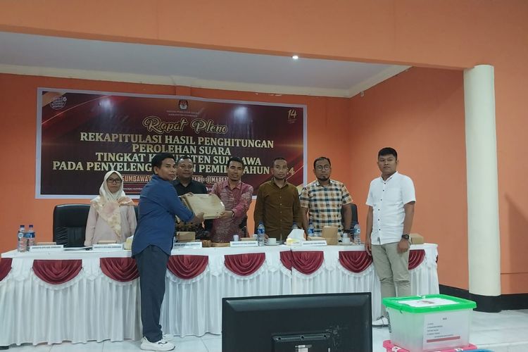 PPK Kecamatan Sumbawa serahkan hasil rekapitulasi terakhir menandai selesainya rapat pleno rekapitulasi KPU Kabupaten Sumbawa Minggu (3/3/2024).
