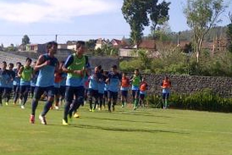 Suasana latihan pemain timnas U-19 di lapangan Kusuma Agrowisata, Kota Batu, Jawa Timur, Jumat (27/12/2013).