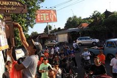 Komunitas Sepeda Denpasar Lakukan Cabut Paku di Hari Libur Imlek