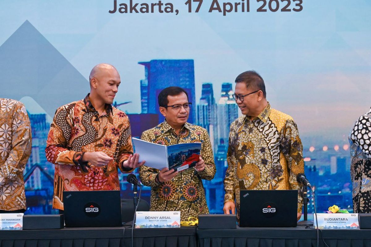 Komisaris Utama SIG Rudiantara (kanan), Direktur Utama SIG Donny Arsal (tengah) dan Direktur Keuangan dan Manajemen Portofolio SIG Andriano Hosny Panangian (kiri), saat Rapat Umum Pemegang Saham Tahunan (RUPST) 2023 di Jakarta, Senin (17/4/2023).