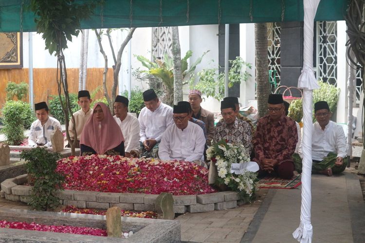 Para peziarah memanjatkan doa di makam KH. Salahuddin Wahid (Gus Sholah), di komplek pemakaman keluarga Pesanren Tebuireng, Jombang, Jawa Timur, Selasa (4/2/2020).