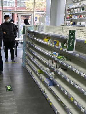 Rak-rak kosong terlihat di apotek ketika pelanggan mencoba mencari obat untuk menghadapi gelombang wabah COVID-19 di Beijing, Selasa, 13 Desember 2022.
