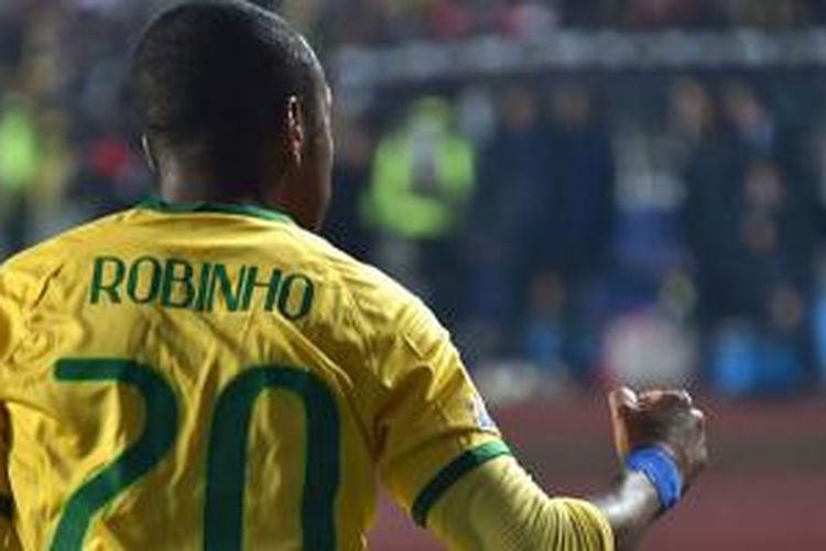 Selebrasi Robinho saat membawa Brasil unggul 1-0 atas Paraguay pada perempat final Copa America 2015, Sabtu (27/6/2015). 