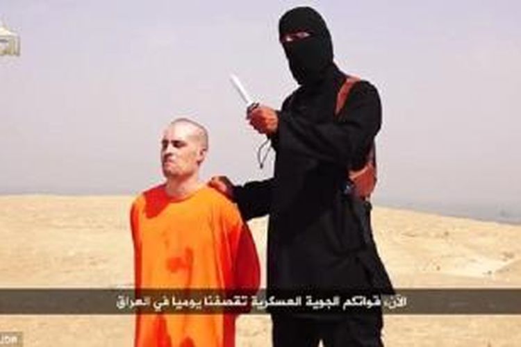 Pria bertopeng yang memenggal wartawan AS James Foley ini oleh media Barat disebut sebagai Jihadi John karena sangat fasih berbahasa Inggris. Intelijen Inggris akhirnya mengungkap identitas sang algojo yang ternyata adalah seorang pria asal kota London.