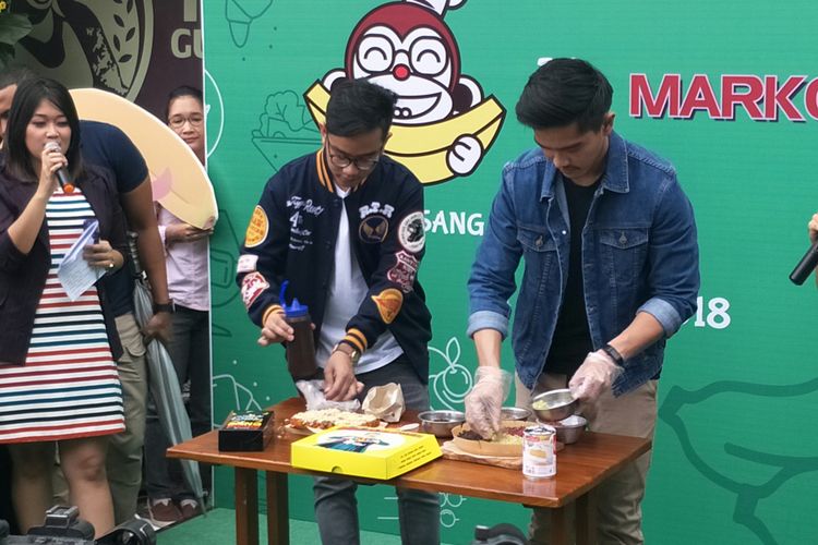 Gibran Rakabuming Raka dan Kaesang Pangarep saat berduel kuliner di Cikini, Jakarta Pusat, Minggu (11/3/2018)
