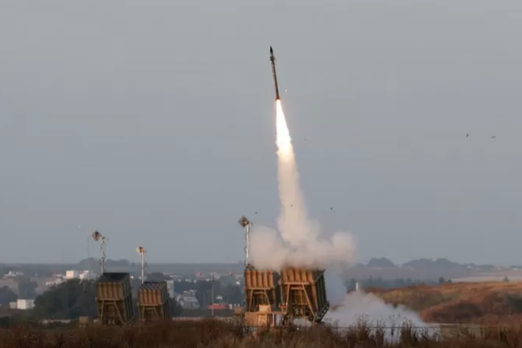 Rudal Iron Dome dilesatkan dari deretan peluncur, Mei 2023.