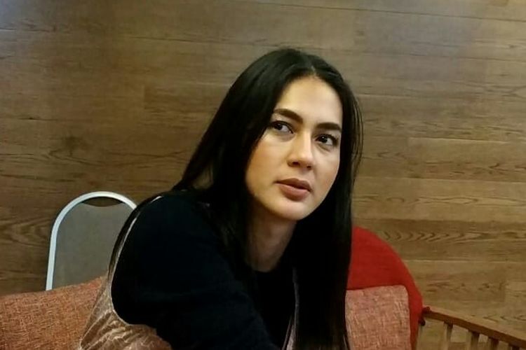Model dan artis peran Paula Verhoeven saat ditemui di Plaza Indonesia, kawasan MH Thamrin, Jakarta Pusat, Minggu (12/5/2019).
