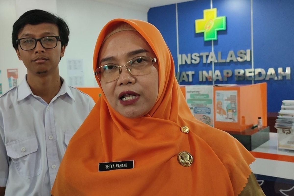 Kepala Sub Koordinator Pelayanan Keperawatan RSD Gunung Jati, Setya Vahani, memberikan penjelasan terkait perubahan dari kelas BPJS menjadi KRIS kepada Kompas.com di ruang Nyimas Gandasari, Selasa (14/5/2024) siang