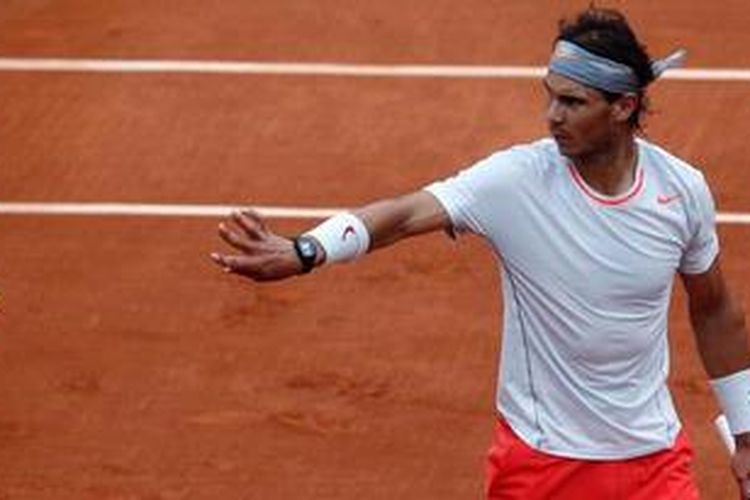 Petenis Spanyol, Rafael Nadal, melemparkan bola ke 