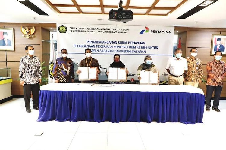 Penandatanganan Surat Perjanjian Pelaksanaan Pekerjaan Konversi BBM ke BBG untuk Nelayan Sasaran dan Petani Sasaran Tahun Anggaran 2020, Jakarta (4/8/2020).(Dok. Pertamina) 