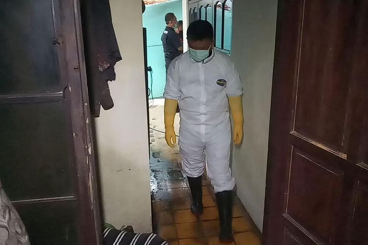 Warga digegerkan penemuan mayat dan enggan mendekat khawatir diduga akibat virus corona di Linggajaya, Kecamatan Mangkubumi, Kota Tasikmalaya, Rabu (1/4/2020).