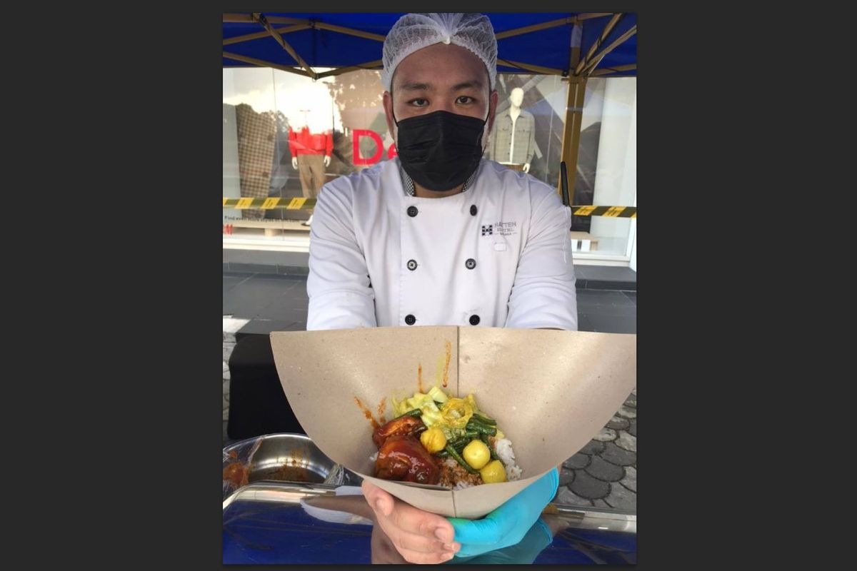 Nasi bungkus yang dijual Hatten Hotel di Melaka, Malaysia, berharga Rp 7.000 per porsi. Hidangan bernama nasi bajet ini dijual oleh hotel bintang 5 tersebut untuk membantu keuangan yang anjlok akibat Movement Control Order (MCO), semacam PSBB di Indonesia.