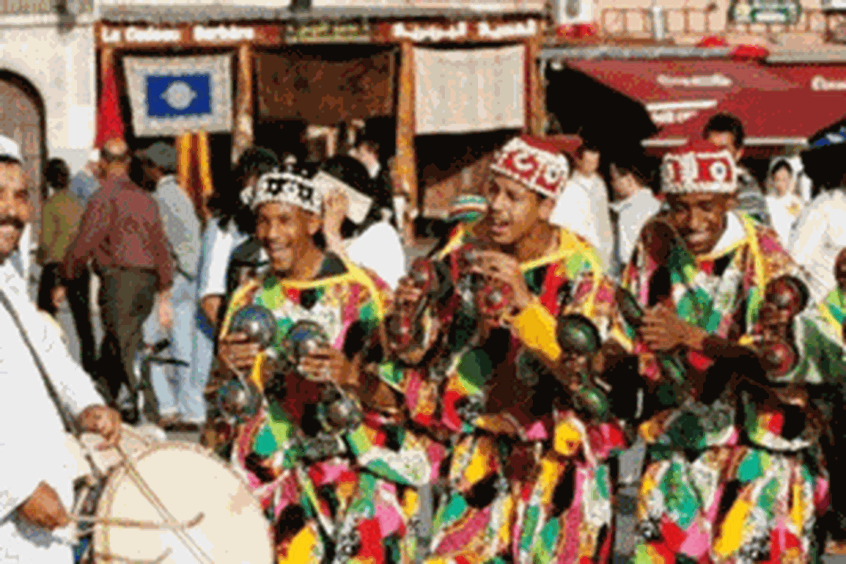 Pertunjukan musik dengan seragam khas Maroko.