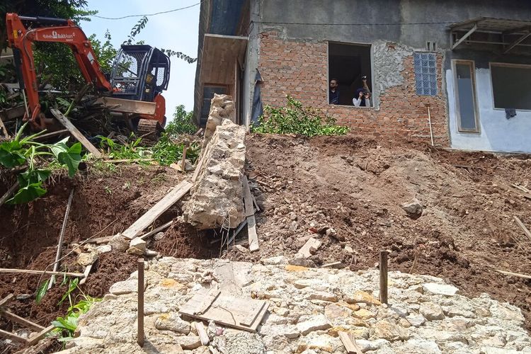 Escavator yang dikerahkan Dinas PU Kota Bandar Lampung membersihkan puing sisa longsor di Kecamatan Kemiling, Selasa (20/9/2022). BPBD Kota Bandar Lampung memetakan 13 titik rawan bencana akibat hujan deras pada September 2022.