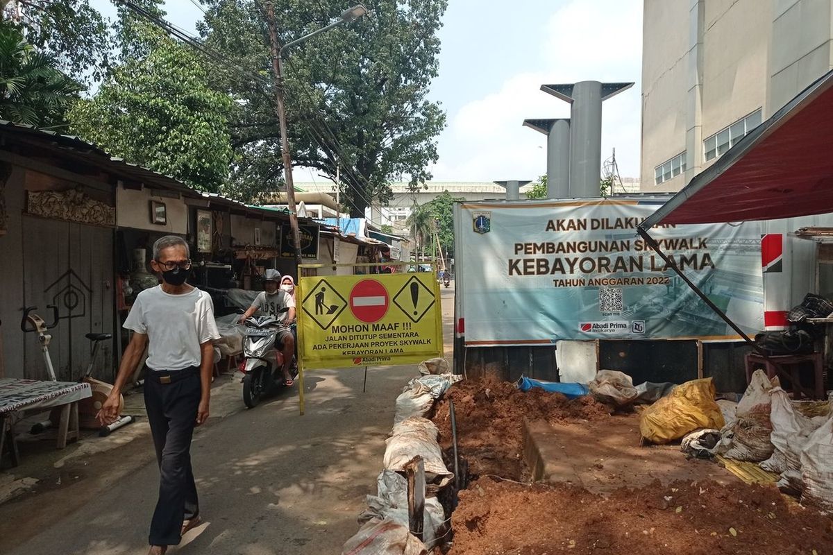 Proyek pembangunan Skywalk Kebayoran Lama di sisi selatan Stasiun Kebayoran Lama, Jakarta Selatan, Selasa (9/8/2022). Skywalk bertujuan menghubungkan stasiun dengan halte Transjakarta.