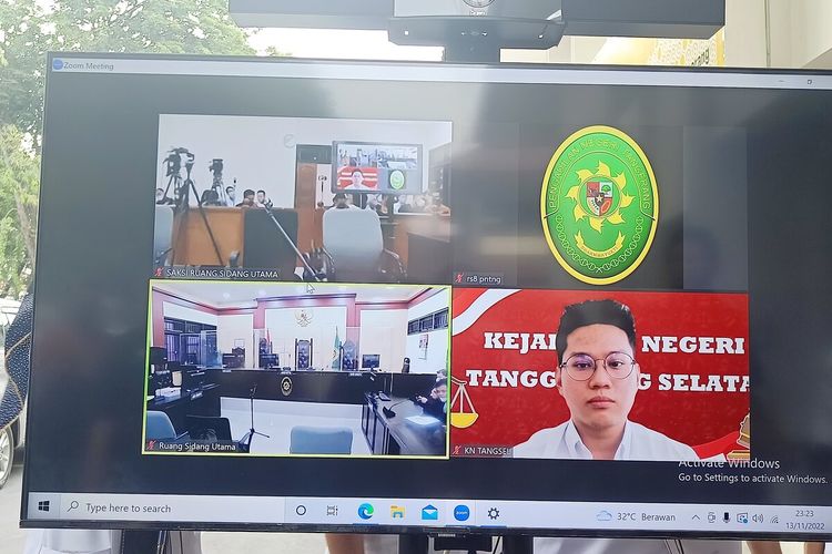 Terdakwa kasus investasi bodong binary option Binomo Indra Kesuma alias Indra Kenz menghadiri sidang putusan di Pengadilan Negeri Tangerang melalui daring hari ini, Senin (14/11/2022).