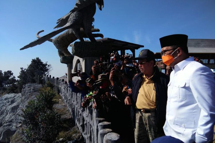 Gubernur Jawa Barat Ridwan Kamil memantau kondisi Kawah Ratu, Gunung Tangkuban Parahu, Kabupaten Subang, Senin (29/7/2019). 