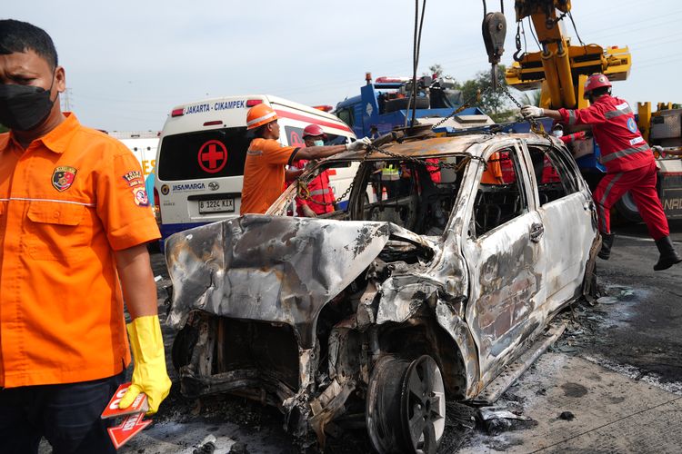 Petugas mengevakuasi bangkai kendaraan yang mengalami kecelakaan di Tol Jakarta-CIkampek KM 58, Karawang Timur, Jawa Barat, Senin (8/4/2024). Kecelakaan yang  melibatkan tiga kendaraan yaitu Bus Primajasa, Grand Max dan Daihatsu Terios tersebut mengakibatkan 12 orang tewas. ANTARA FOTO/Awaludin/Ak/nz