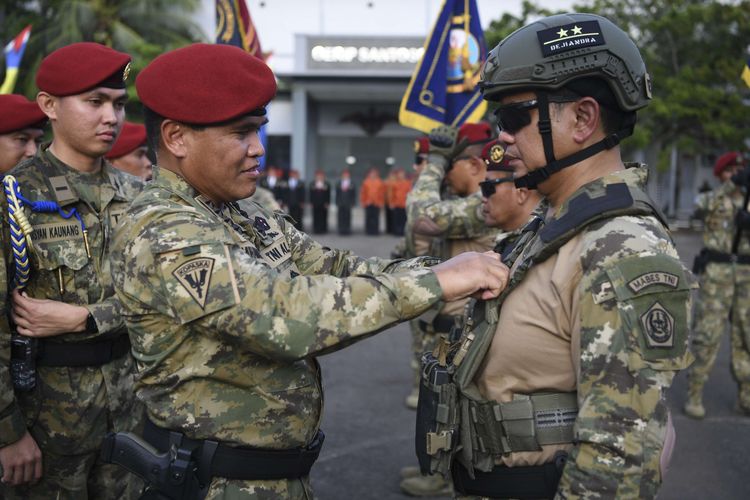 Kasal Laksamana TNI Muhammad Ali (kiri) menyematkan brevet Kopaska kepada Deputi Bidang Pengkajian dan Penginderaan Setjen Wantanas Laksamana Muda TNI T.S.N.B Hutabarat (kanan) dalam Penyematan Brevet Kehormatan Manusia Katak di Dermaga Pondok Dayung Koarmada I, Tanjung Priok, Jakarta, Jumat (31/3/2023). Dalam HUT ke-61 Kopaska TNI AL menyematkan brevet kehormatan manusia katak kepada Asops Kasal Laksamana Muda TNI Denih Hendrata, Deputi Bidang Pengkajian dan Penginderaan Setjen Wantanas Laksamana Muda TNI T.S.N.B Hutabarat, Pangkoarmada I Laksamana Muda TNI Erwin S. Aldedarma, dan Pangkoarmada III Laksamana Muda TNI Agus Hariadi.