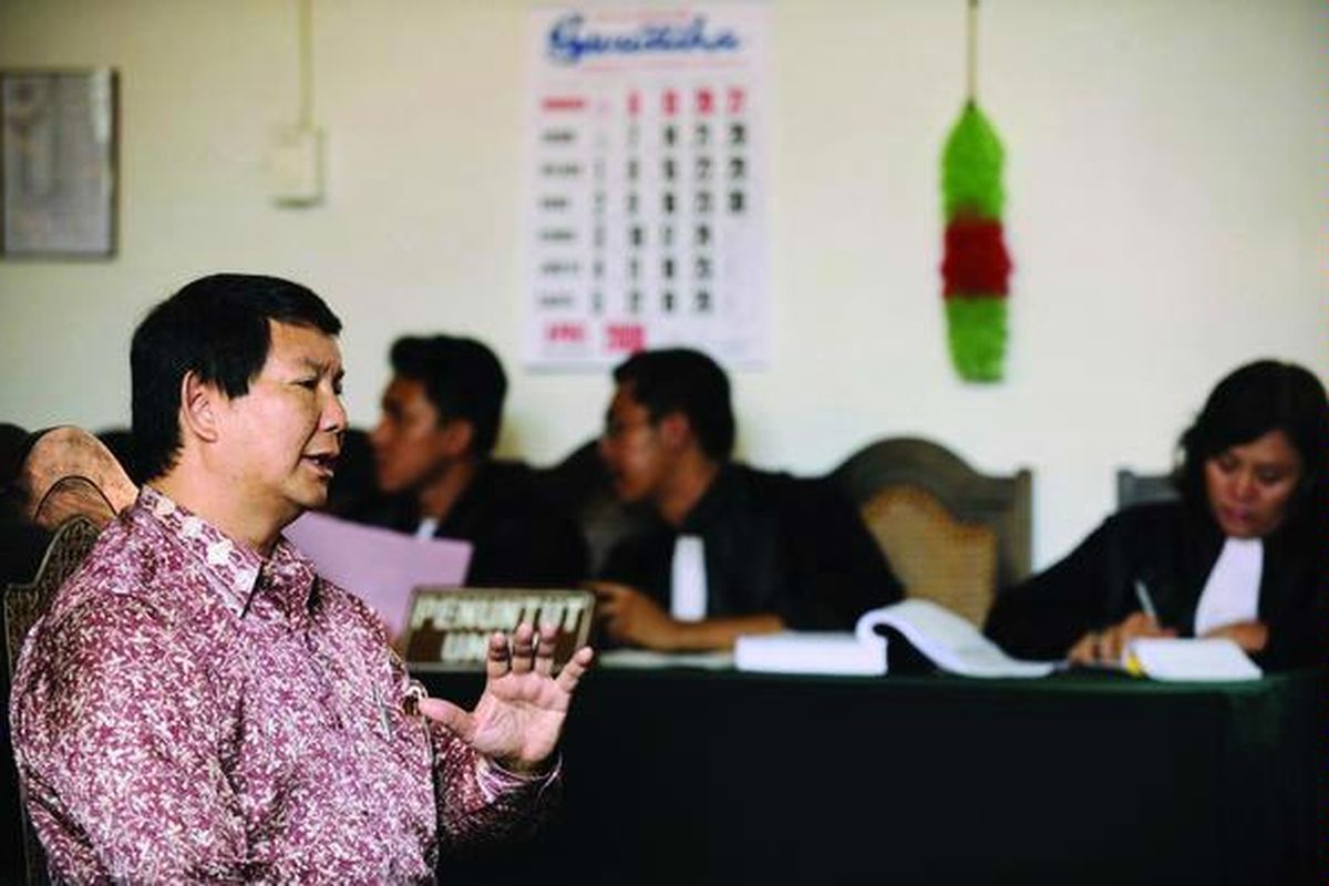 Pengusaha Hashim Djojohadikusumo, Kamis (24/4), memberi kesaksiannya dalam sidang perkara pencurian dan pemalsuan arca Museum Radya Pustaka Solo di Pengadilan Negeri Solo, Jawa Tengah. Hashim terlibat dalam kasus ini karena membeli enam arca bermasalah tersebut. Persidangan kemarin cukup singkat, hanya berlangsung sekitar 20 menit.  