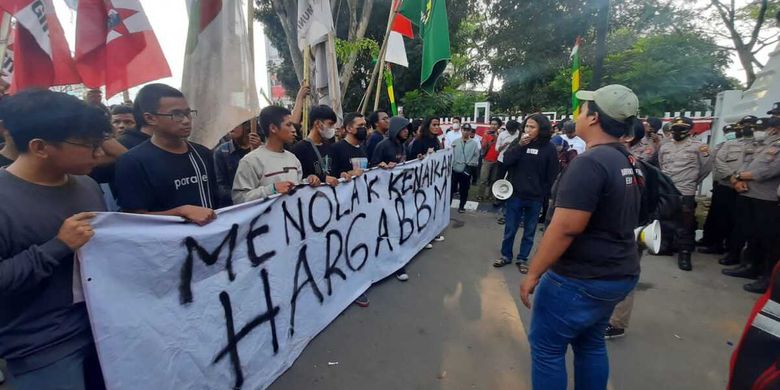 Sejumlah mahasiswa menggelar aksi unjuk rasa menolak kenaikan harga BBM di depan gedung DPRD Banten. Aksinya dilakukan dengan cara membakar ban dan menurup satu jalur jalan Syekh Nawawi Al Bantani.