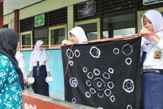 Ketika Para Siswa Berlomba Membuat Batik Jumputan