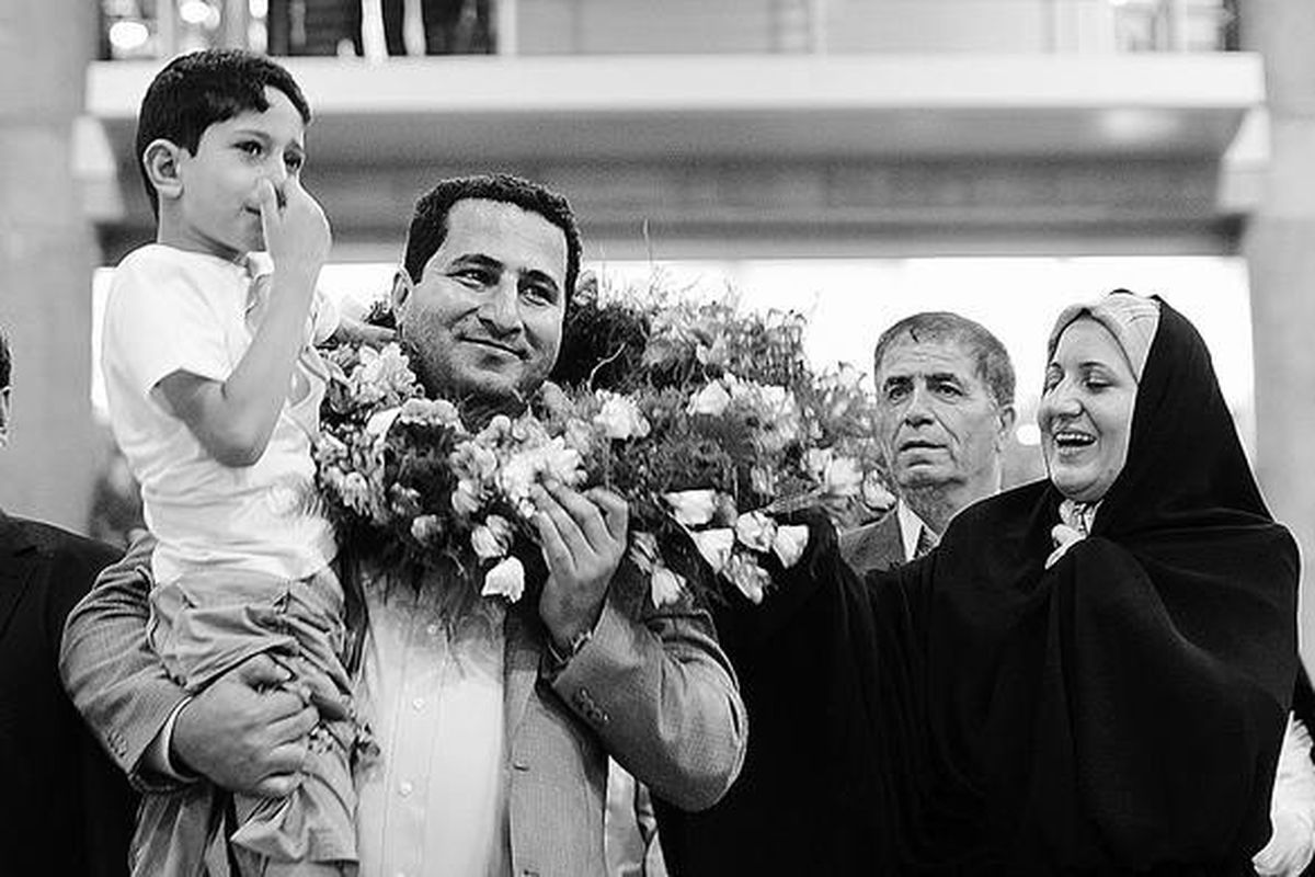 Ahli nuklir Iran, Shahram Amiri, saat disambut kedatangannya oleh sejumlah anggota keluarganya setiba di Bandara Imam Khomeini, Teheran, Iran, Kamis (15/7). Amiri, yang 