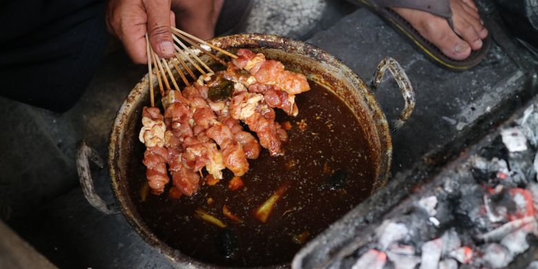 Sate Pak Bagong di Kartasura, Jateng, merendam satenya terlebih dahulu sebelum dibakar. Perpaduan rempah merica, cabe, dan daun salam dalam bumbunya membuat cita rasa pedasnya khas.