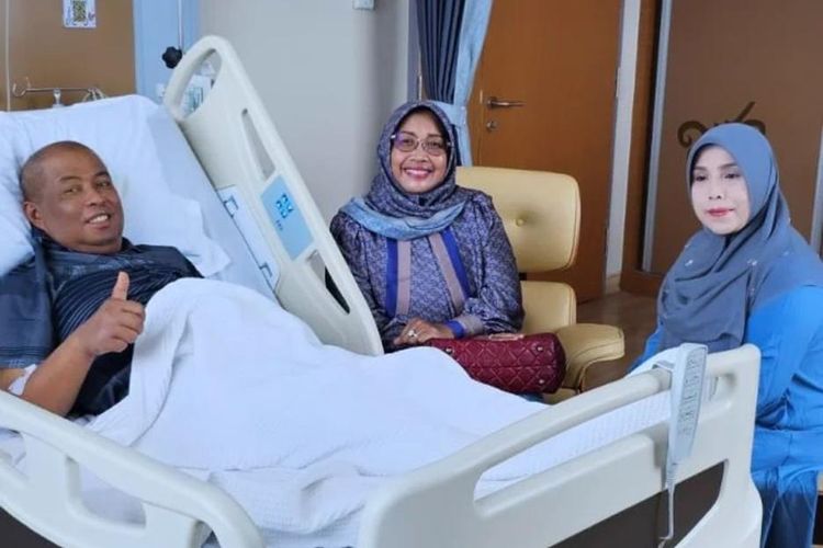 Bupati Mempawah Erlina Ria Norsan saat menjenguk Wakil Bupati Mempawah Muhammad Pagi saat dirawat di salah satu rumah sakit, belum lama ini.