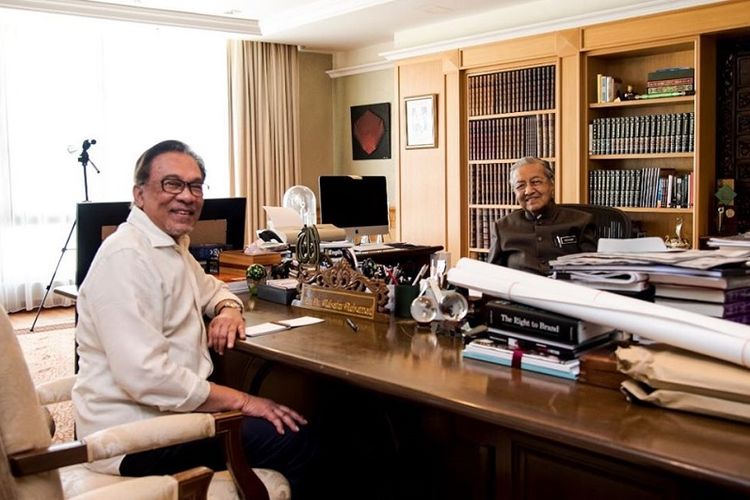 Presiden Partai Keadilan Rakyat (PKR) Anwar Ibrahim dan Perdana Menteri Malaysia Mahathir Mohamad bertemu di kantor Mahathir, Kamis (21/11/2019)