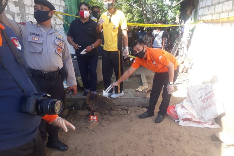 Pihak kepolisian saat melakukan olah TKP dan identifikasi di tempat kejadian.