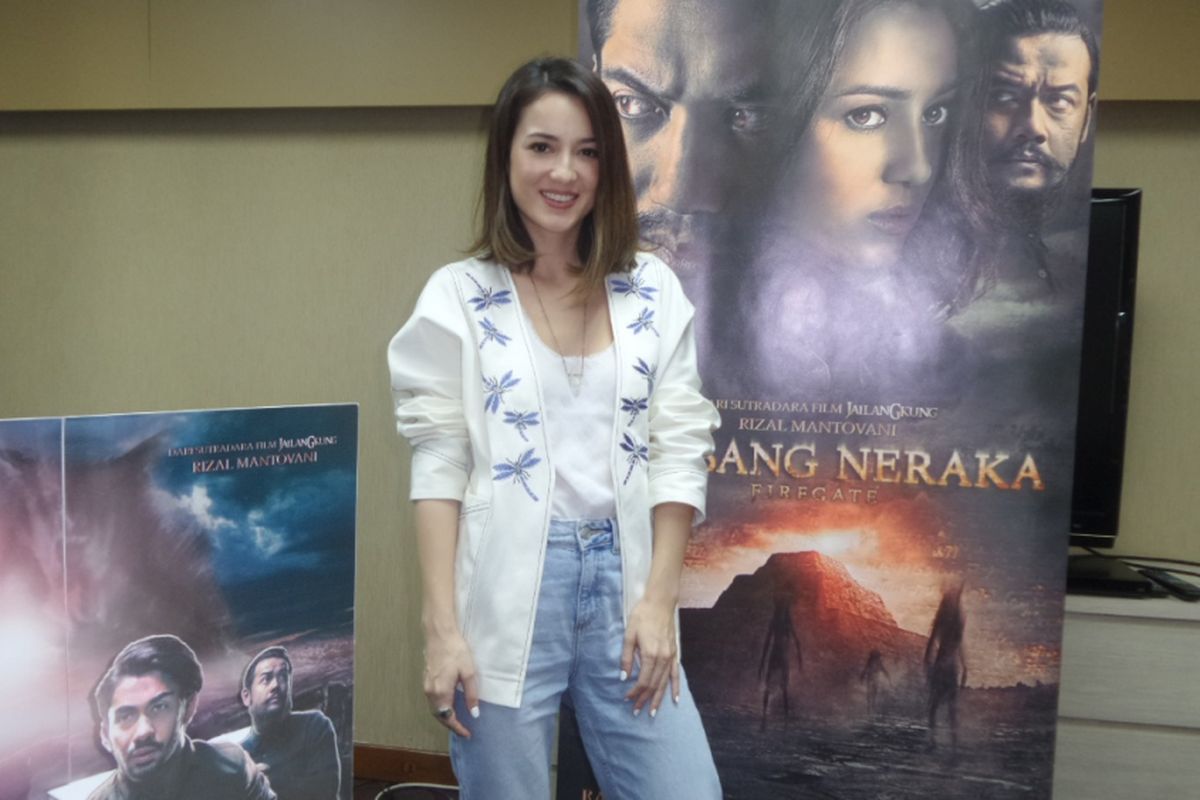 Julie Estelle di kantor Legacy Picture di Gedung Inter Asia, Jakarta Pusat, Senin (18/9/2017). 