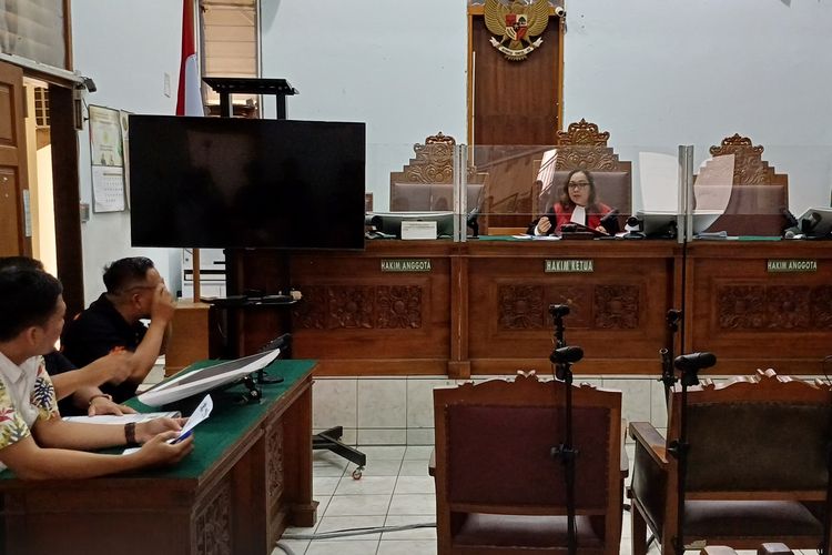 Tim kuasa hukum Fransiska Candra Novita Sari alias Siskaeee saat meminta pencabutan gugatan praperadilan di ruang sidang 04 Pengadilan Negeri Jakarta Selatan, Senin (29/1/2024).