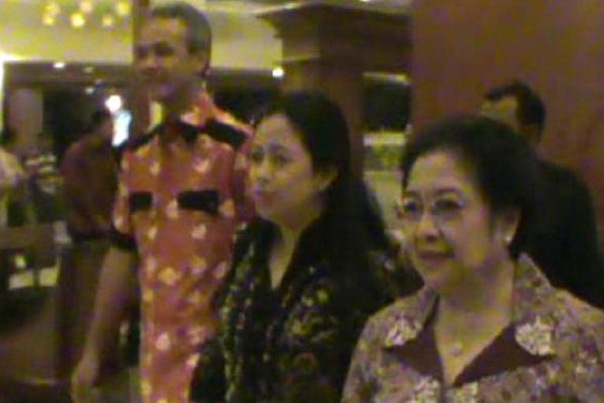 Megawati Sukarnoputri, Puan Maharani dan Ganjar Pranowo saat di Solo,Sabtu (8/3/2014). 