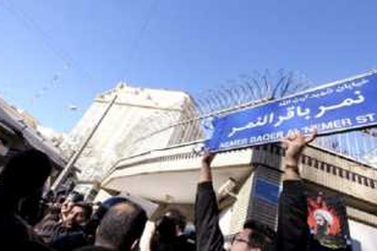 Unjuk rasa menentang eksekusi ulama terkemuka Syiah Sheikh Nimr al-Nimr di depan Kedutaan Besar Arab Saudi di Teheran 3 Januari 2016. 