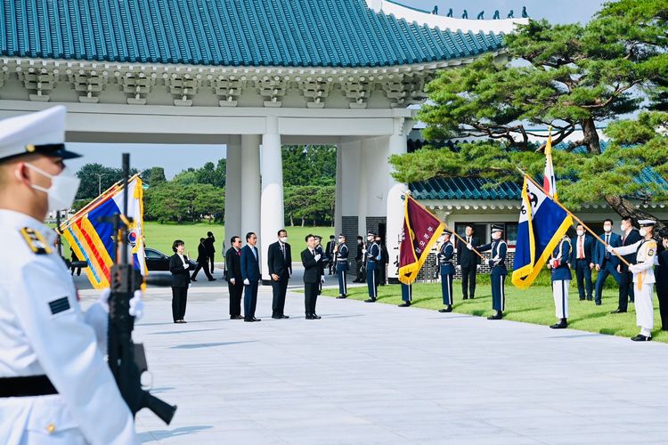  Presiden Joko Widodo mengunjungi Taman Makam Nasional di Seoul pada Kamis (28/7/2022) sore di tengah rangkaian kujungan resminya di Korea Selatan.