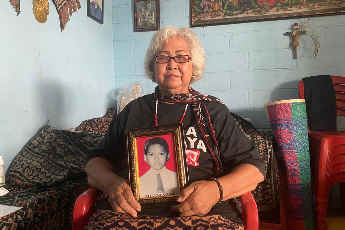 Maria Sanu (75) saat memegang foto anak kedelapannya, Stevanus Sanu, yang merupakan salah satu korban kerusuhan Mal Yogya Klender pada Mei 1998.