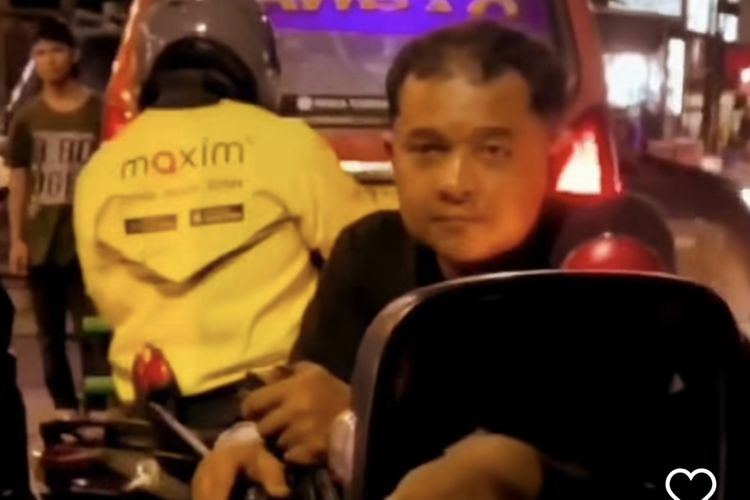 Pemotor Lawan Arah di Bekasi, Halangi Mobil Melintas sambil Santai Hisap Rokok