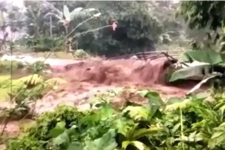 Tangkapan layar jembatan ambruk terkena banjir di Kabupaten Jember pada Selasa (8/3/2022)