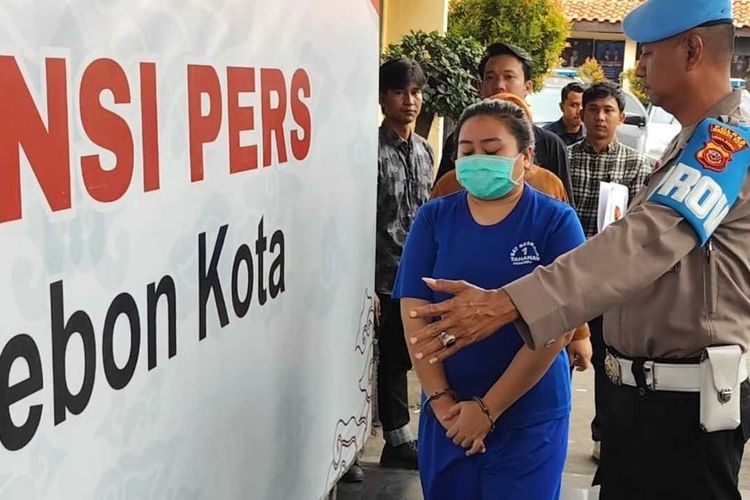 YM (29) pelaku arisan online dihadirkan dalam konferensi pers di Polres Cirebon Kota pada Selasa (17/6/2025) siang